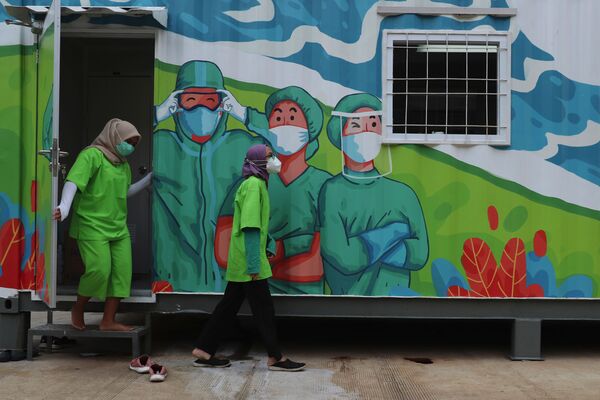Nhân viên y tế trong phòng thí nghiệm di động ở Jakarta, Indonesia - Sputnik Việt Nam