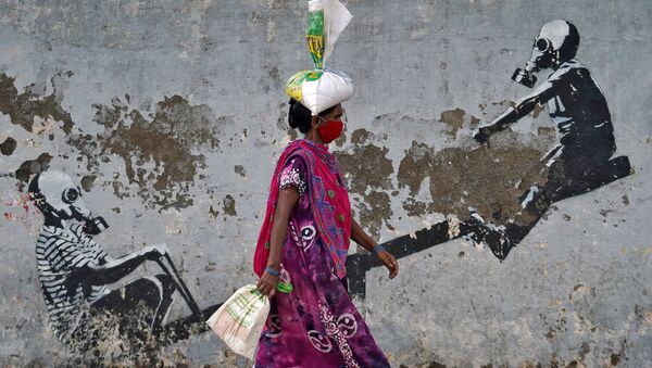Người phụ nữ đeo khẩu trang đi ngang qua tranh graffiti ở Mumbai, Ấn Độ - Sputnik Việt Nam