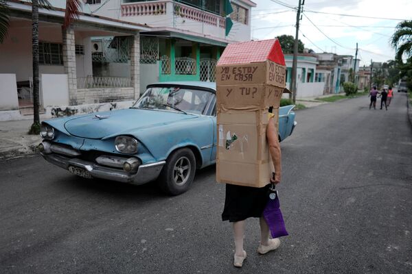 Người phụ nữ đeo hộp các tông chống coronavirus trên đường phố Havana, Cuba - Sputnik Việt Nam