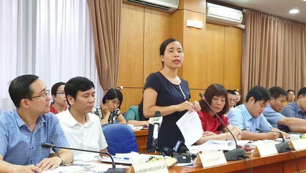 Bà Đặng Kim Hoa, phó cục trưởng Cục Bổ trợ tư pháp Bộ Tư pháp, thông tin tại buổi họp báo - Sputnik Việt Nam