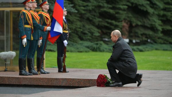 Tổng thống Nga Vladimir Putin đặt vòng hoa tưởng niệm tại Mộ Chiến sĩ Vô danh trong Vườn Alexander, Moskva - Sputnik Việt Nam