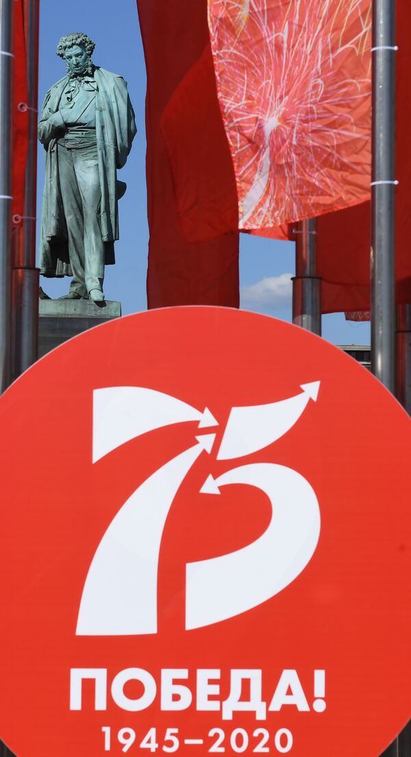 Những lá cờ và logo 75 năm Chiến thắng bên tượng đài Pushkin trên Quảng trường Pushkin ở Moskva - Sputnik Việt Nam