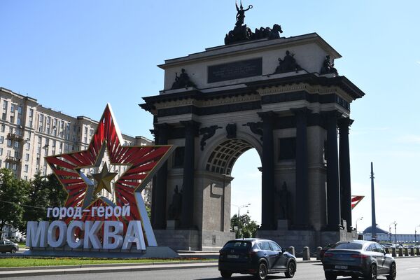 Ngôi sao với dòng chữ Thành phố anh hùng Moskva tại Khải Hoàn Môn trên đại lộ Kutuzovsky ở Moskva - Sputnik Việt Nam