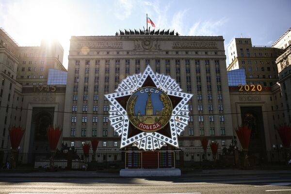 Cấu trúc trang trí hình Huân chương Chiến thắng tại tòa nhà Bộ Quốc phòng ở Moskva - Sputnik Việt Nam
