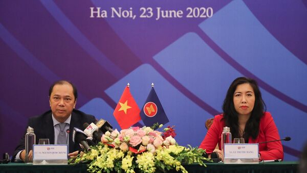 Thứ trưởng Bộ Ngoại giao Nguyễn Quốc Dũng (trái) chủ trì Họp báo về Hội nghị cấp cao ASEAN lần thứ 36. - Sputnik Việt Nam