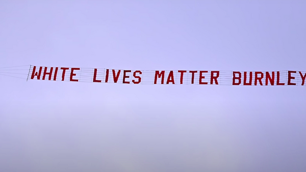 Phi cơ với biểu ngữ “White Lives Matter” trước trận Premier League - Sputnik Việt Nam