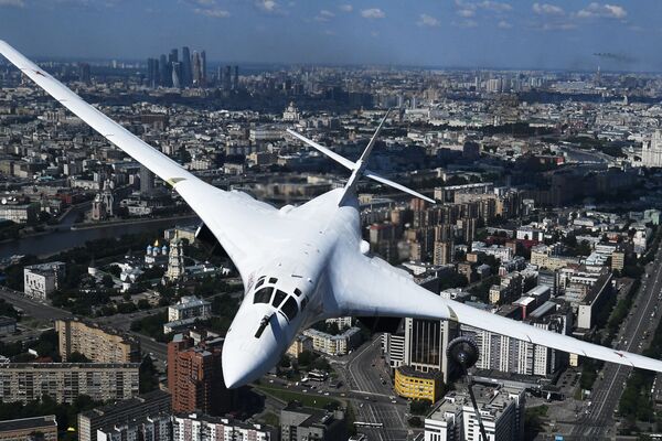 Máy bay ném bom Tu-160 tại Cuộc diễu hành quân sự kỷ niệm 75 năm Chiến thắng ở Moskva - Sputnik Việt Nam