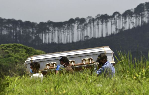 Người thân cạnh quan tài trong đám tang một nạn nhân coronavirus, Honduras - Sputnik Việt Nam