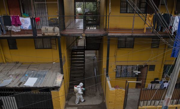 Công nhân thành phố khử trùng trong một quận nghèo ở Santiago, Chile - Sputnik Việt Nam