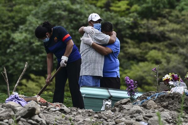 Người thân trong đám tang của nạn nhân coronavirus, Honduras - Sputnik Việt Nam