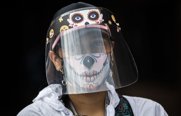 Công nhân dịch vụ thành phố đeo khẩu trang bảo vệ ở Bogota, Colombia - Sputnik Việt Nam