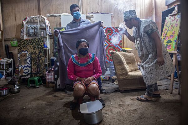 Bộ lạc Shipibo Conibo (người da đỏ bản địa) trong nghi lễ chữa bệnh ở Lima, Peru - Sputnik Việt Nam