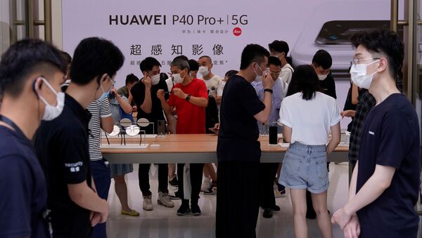 Khách tham quan  đeo khẩutrang bảo vệ tại cửa hàng Huawei - Sputnik Việt Nam