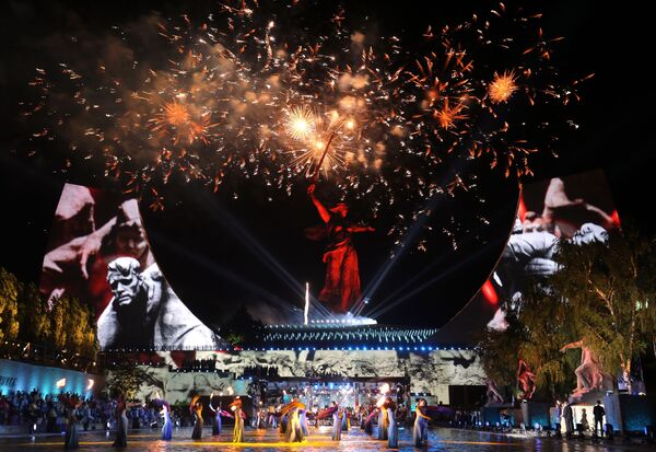 Những người tham gia buổi hòa nhạc dưới chân tượng đài được phục chế Mẹ-Tổ-Quốc kêu gọi!” trên đồi Mamaev ở Volgograd - Sputnik Việt Nam