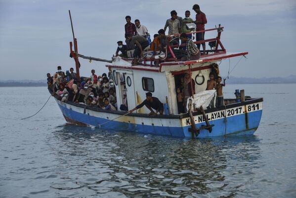 Chiếc thuyền với những người thuộc bộ lạc Rohingya ngoài khơi Indonesia - Sputnik Việt Nam