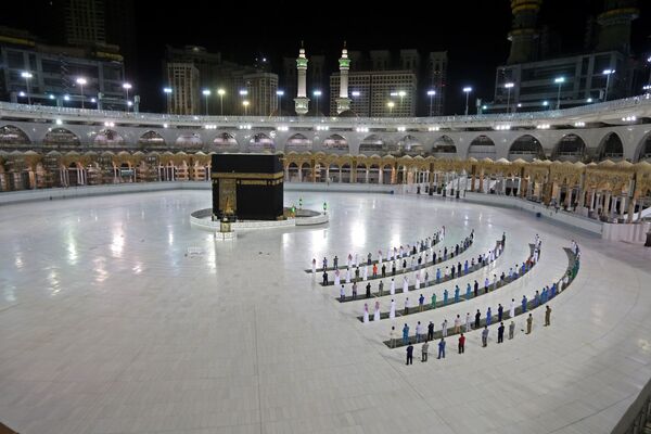 Các tín đồ trong buổi cầu nguyện ở Kaaba, Ả Rập Xê-út - Sputnik Việt Nam