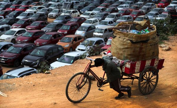 Người dân địa phương đi xe đạp ở thành phố Bangalore, Ấn Độ - Sputnik Việt Nam