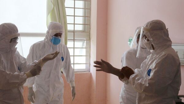 Đội phản ứng nhanh của Bệnh viện Chợ Rẫy hướng dẫn nhân viên y tế Bệnh viện Bà Rịa mặc trang phục bảo hộ. - Sputnik Việt Nam