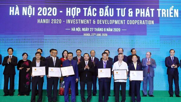 Thủ tướng Nguyễn Xuân Phúc và các đại biểu chứng kiến giao quyết định chủ trương đầu tư cho các doanh nghiệp đầu tư vào Hà Nội. - Sputnik Việt Nam