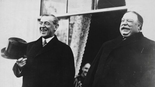 Tổng thống đắc cử Woodrow Wilson và Tổng thống Taft cười trên các bước của Nhà Trắng trước khi cùng nhau khởi hành lễ nhậm chức của Wilson tại Washington, D.C., Hoa Kỳ vào tháng 3 năm 1913. - Sputnik Việt Nam