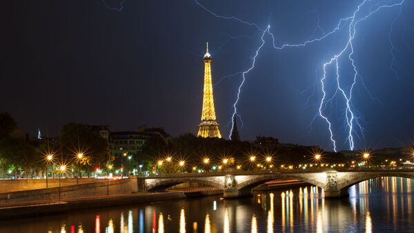 Sấm chớp trên tháp Eiffel ở Paris - Sputnik Việt Nam