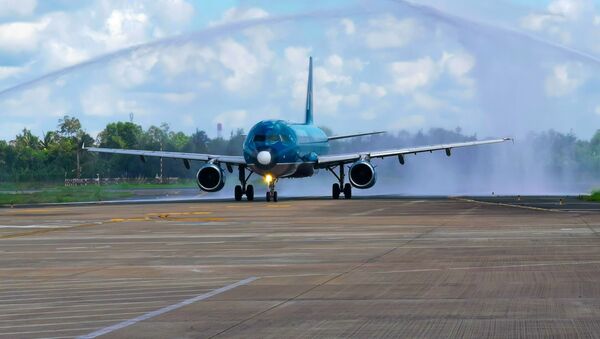 Chuyến bay đầu tiên của Vietnam Airlines từ Hải Phòng hạ cánh tại sân bay Cần Thơ. - Sputnik Việt Nam