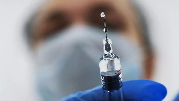 Medic chuẩn bị một ống tiêm với vắc-xin - Sputnik Việt Nam