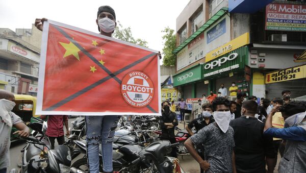 Một người đàn ông cầm một tấm áp phích kêu gọi tẩy chay hàng hóa Trung Quốc tại thành phố Ahmedabad, Ấn Độ - Sputnik Việt Nam