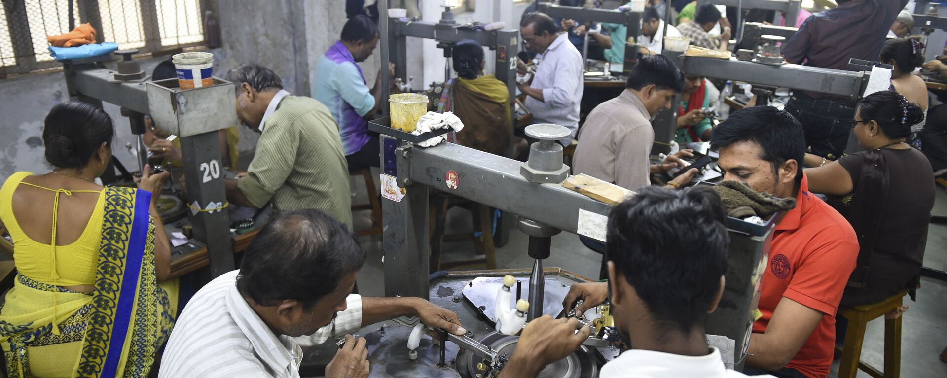 Công nhân Ấn Độ kiểm tra kim cương thô trong xưởng cắt và đánh bóng ở Ahmedabad, dành xuất khẩu sang Trung Quốc - Sputnik Việt Nam, 1920, 28.03.2024