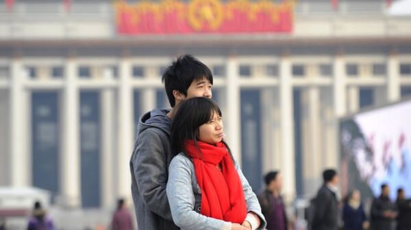 Cặp vợ chồng Trung Quốc đi dạo trong thành phố - Sputnik Việt Nam