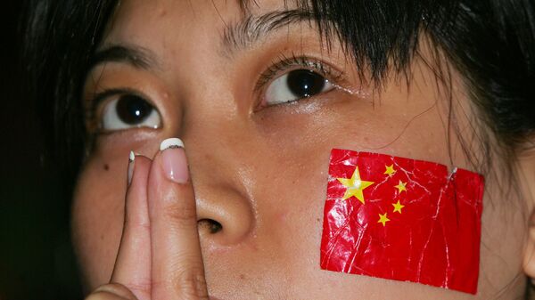 Cô gái với lá cờ Trung Quốc trên má. - Sputnik Việt Nam