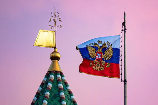 Ngọn tháp của Tháp Thượng viện Kremlin và phủ Tổng thống Liên bang Nga tại Cung điện Thượng viện - Sputnik Việt Nam