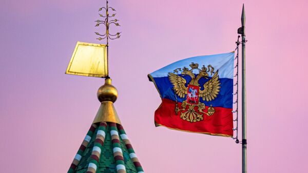 Ngọn tháp của Tháp Thượng viện Kremlin và phủ Tổng thống Liên bang Nga tại Cung điện Thượng viện - Sputnik Việt Nam