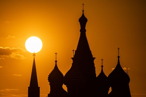 Tháp Nikolskaya của Thành Kremlin Moskva và Nhà thờ Pokrovsky - Sputnik Việt Nam