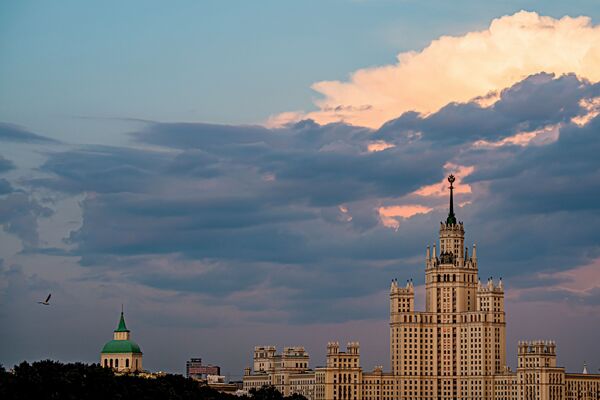 Tòa nhà cao trên bờ sông Moskva, đoạn bờ kè Kotelnicheskaya - Sputnik Việt Nam