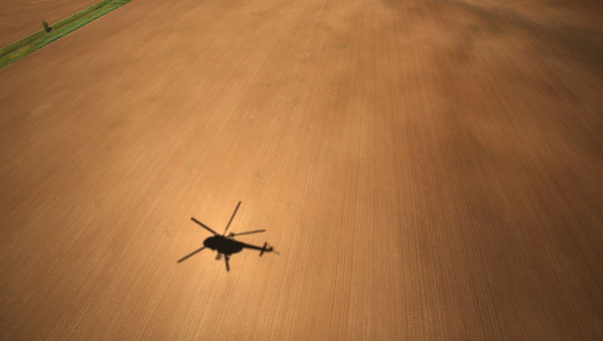 Bóng chiếc trực thăng MI-8AMTSh đang bay trên cánh đồng - Sputnik Việt Nam, 1920, 25.08.2021