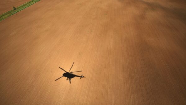 Bóng chiếc trực thăng MI-8AMTSh đang bay trên cánh đồng - Sputnik Việt Nam