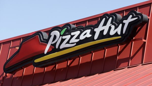 Thứ ba này, ngày 24 tháng 1 năm 2017, hình ảnh cho thấy một dấu hiệu Pizza Hut tại một nhà hàng ở Miami. - Sputnik Việt Nam