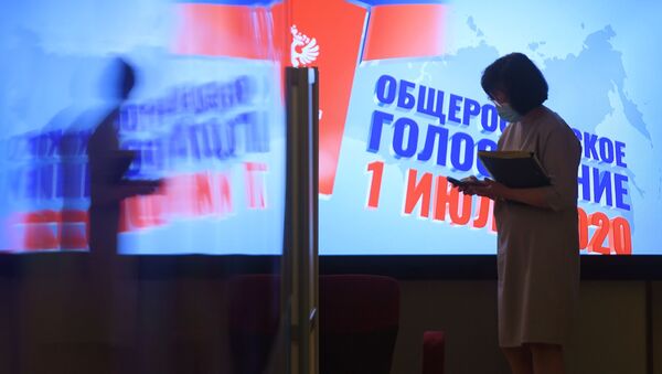 Người phụ nữ đeo mặt nạ y tế tại trung tâm thông tin của Ủy ban bầu cử trung ương Nga ở Moscow - Sputnik Việt Nam