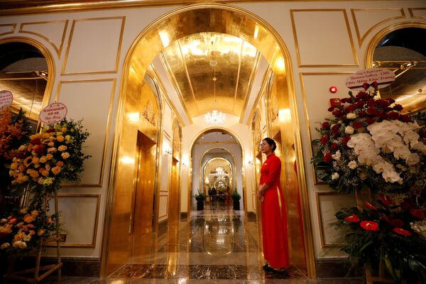 Nữ nhân viên khách sạn Dolce Hanoi Golden Lake trong bộ trang phục truyền thống, Hà Nội - Sputnik Việt Nam