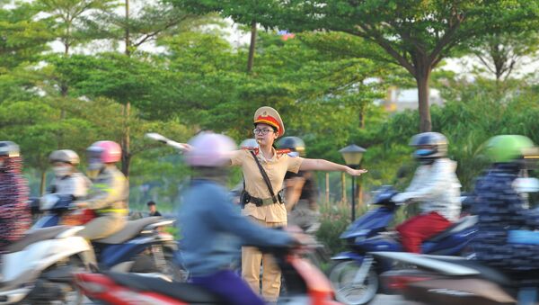 Các chiến sỹ Cảnh sát giao thông Công an Tp Ninh Bình bám chốt, ứng trực phân luồng giao thông trong những ngày nắng nóng đỉnh điểm. - Sputnik Việt Nam
