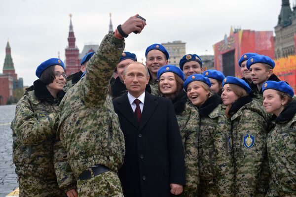 Tổng thống Nga Vladimir Putin chụp ảnh với các thành viên của Trung tâm ái quốc Vympel trên Quảng trường Đỏ - Sputnik Việt Nam