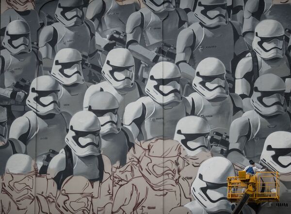 Tranh graffiti theo phim Star Wars trên tường nhà ở Moskva - Sputnik Việt Nam