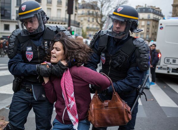 Cảnh sát bắt giữ một phụ nữ tham gia hoạt động đấu tranh bảo vệ môi trường ở Paris - Sputnik Việt Nam