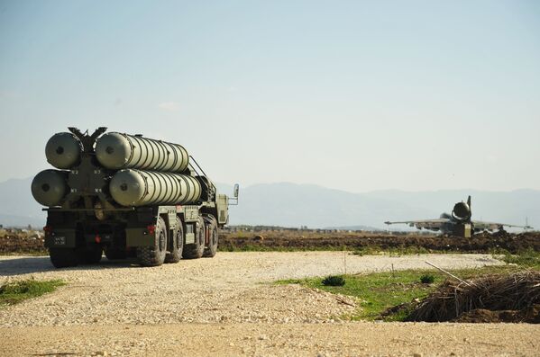 Hệ thống tên lửa phòng không S-400 làm nhiệm vụ chiến đấu tại căn cứ không quân Nga ở Hmeymim, Syria - Sputnik Việt Nam