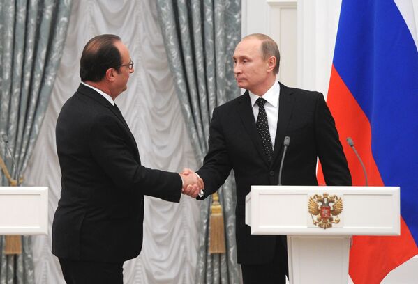 Tổng thống Nga Vladimir Putin và Tổng thống Pháp Francois Hollande tại cuộc họp báo ở điện Kremlin - Sputnik Việt Nam