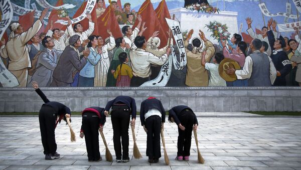 Các nữ sinh trước bức bích họa chân dung cố lãnh tụ CHDCND Triều Tiên Kim Il Sung - Sputnik Việt Nam