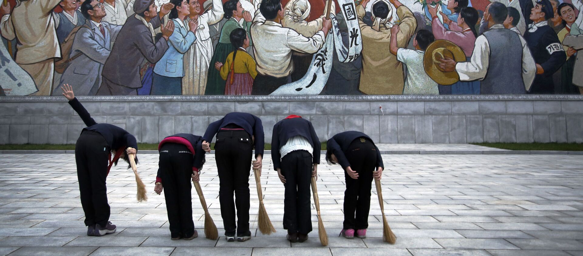 Các nữ sinh trước bức bích họa chân dung cố lãnh tụ CHDCND Triều Tiên Kim Il Sung - Sputnik Việt Nam, 1920, 28.06.2021