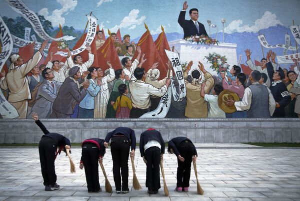 Các nữ sinh trước bức bích họa chân dung cố lãnh tụ CHDCND Triều Tiên Kim Il Sung - Sputnik Việt Nam