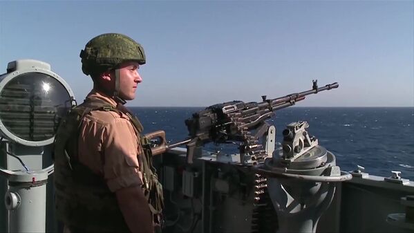 Quân nhân Nga trực chiến cảnh giới trên tuần dương hạm tên lửa Cận vệ “Matxcơva”  ngoài khơi bờ biển Latakia - Sputnik Việt Nam